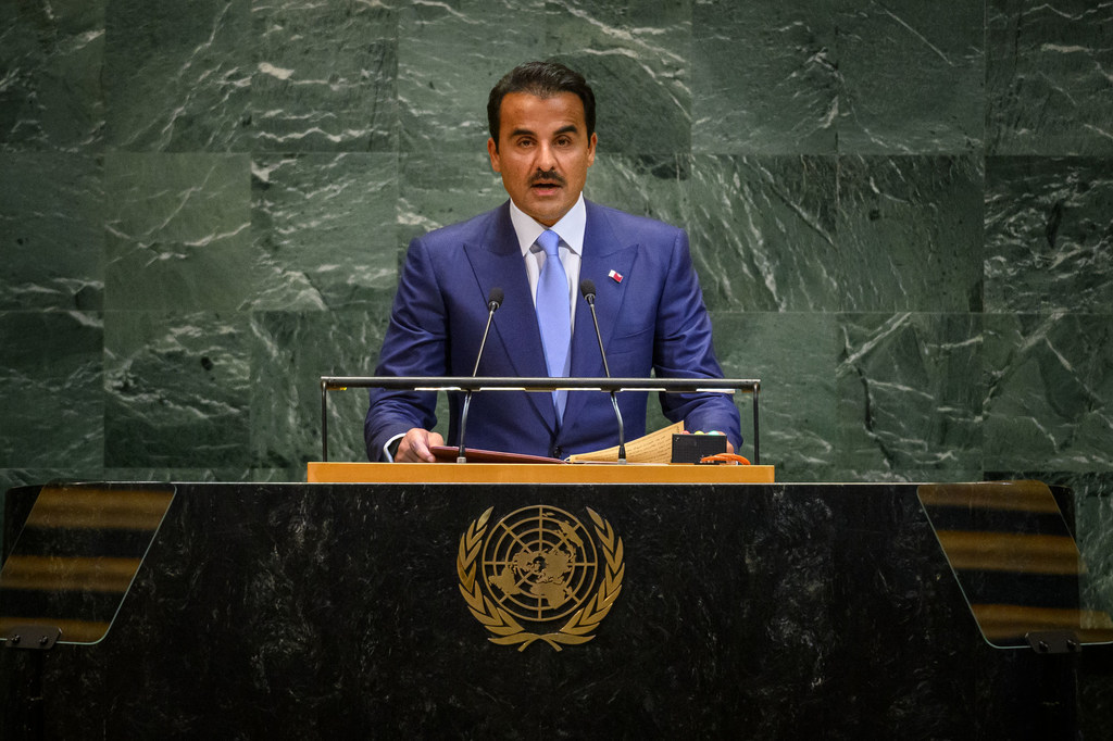 أمير دولة قطر الشيخ تميم بن حمد آل ثاني أثناء إلقاء كلمته أمام المناقشة العامة للجمعية العامة للأمم المتحدة في دورتها الثمانين.